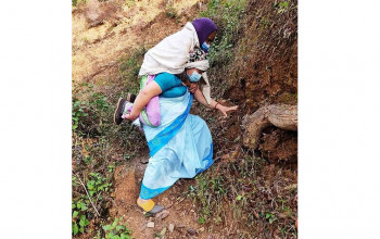७९ वर्षीया देवकलीलाई स्वयंसेविकाले बोकेर कोरोनाविरुद्धको खोप लगाउन लगिन्